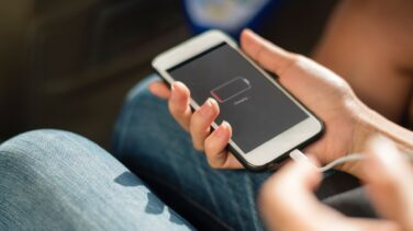 El aumento de los desplazamientos preocupa a los españoles por la duración de la batería de sus móviles