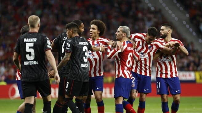 Tangana al final del Atlético de Madrid-Bayer Leverkusen. Tangana al final del Atlético de Madrid-Bayer Leverkusen.
