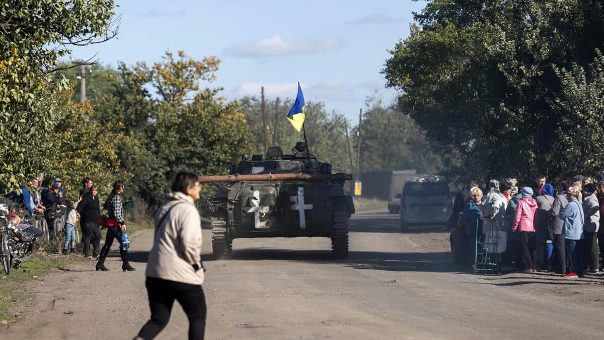 Un tanque ruso, rodeado por ciudadanos en el municipio liberado de Kapytolyvka, en el norte del país.