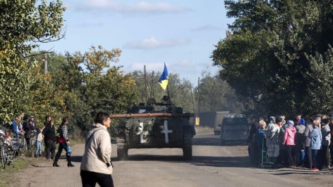 Un tanque ruso, rodeado por ciudadanos en el municipio liberado de Kapytolyvka, en el norte del país.