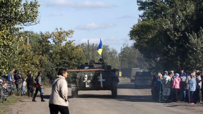 Un tanque ruso, rodeado por ciudadanos en el municipio liberado de Kapytolyvka, en el norte del país. Un tanque ruso, rodeado por ciudadanos en el municipio liberado de Kapytolyvka, en el norte del país.