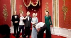 Dos activistas estampan una tarta en la cara del Carlos III del museo de cera