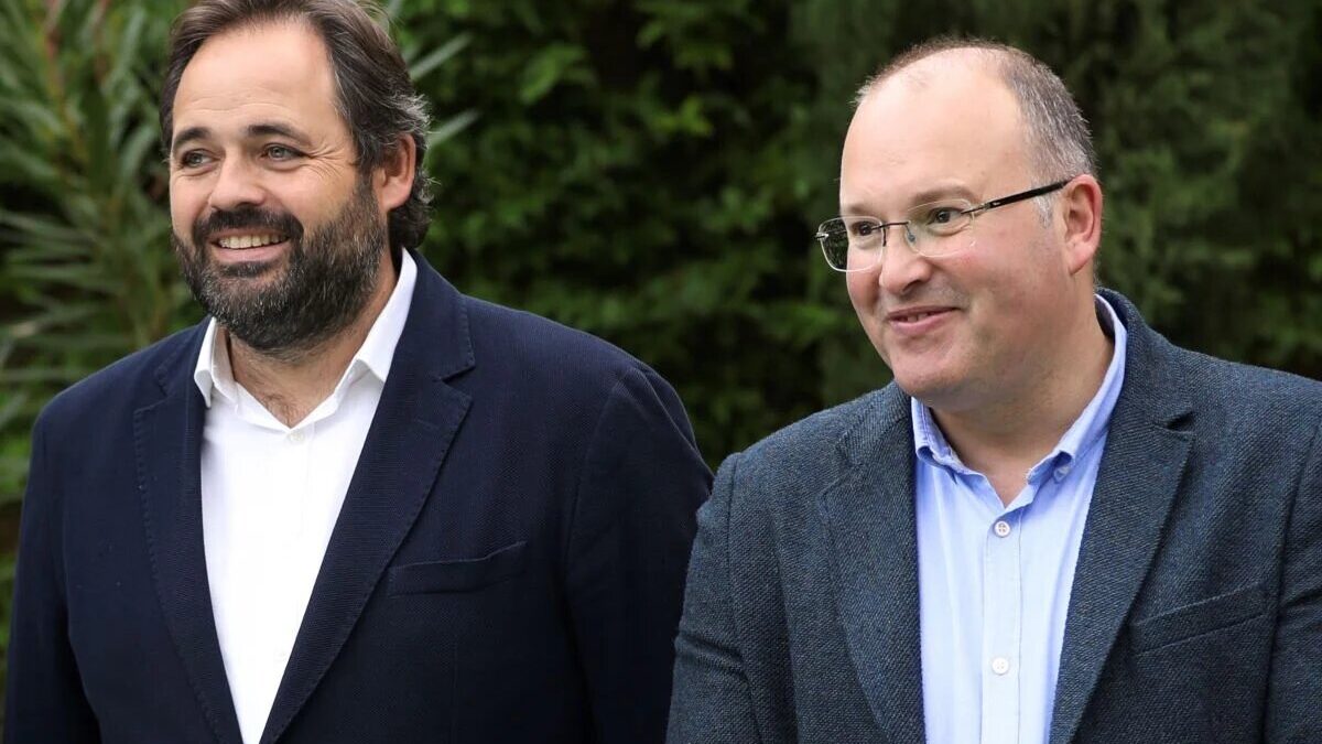 El presidente del PP de Castilla-La Mancha, Paco Núñez, junto al vicesecretario nacional de Organización, Miguel Tellado, este jueves en Tarancón (Cuenca)