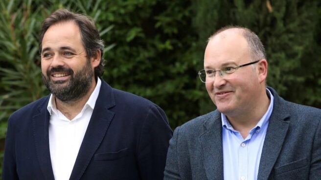 El presidente del PP de Castilla-La Mancha, Paco Núñez, junto al vicesecretario nacional de Organización, Miguel Tellado, este jueves en Tarancón (Cuenca)