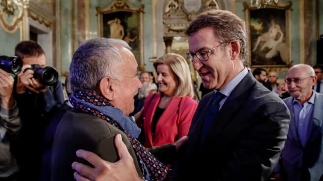 El secretario general de UGT, Pepe Álvarez (i) y el presidente del PP, Alberto Núñez Feijóo (d), se saludan durante el desayuno informativo del secretario general de UGT, en el Casino de Madrid