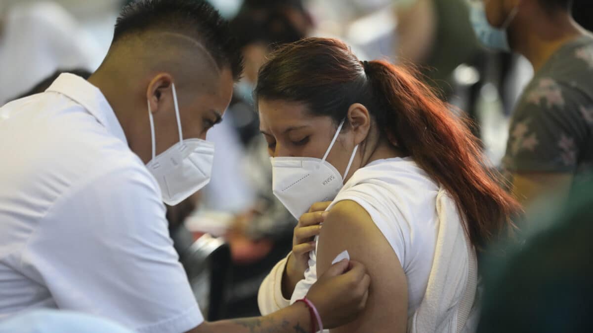 Una mujer recibe una dosis de la vacuna en México en agosto de 2021.