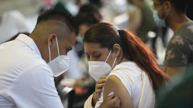 La vacunación de Covid en el mundo sigue siendo muy desigual. Un tercio de la población no ha recibido aún ninguna dosis. Una mujer recibe una dosis de la vacuna en México en agosto de 2021.