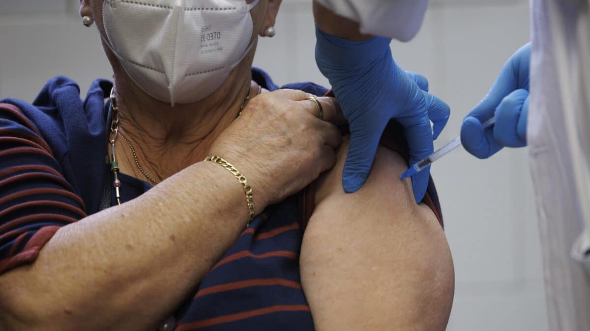 uNA MUJER RECIBE LA VAcuna contra la gripe en Madrid