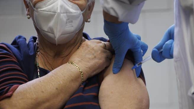 vacunacion de la gripe uNA MUJER RECIBE LA VAcuna contra la gripe en Madrid