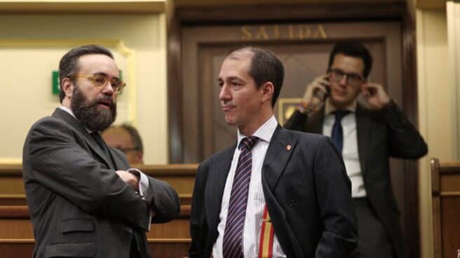 El diputado de Vox, Víctor González (der), durante la sesión de constitución de las Cortes para la XIV Legislatura en el Congreso de los Diputados El diputado de Vox, Víctor González (der), durante la sesión de constitución de las Cortes para la XIV Legislatura en el Congreso de los Diputados