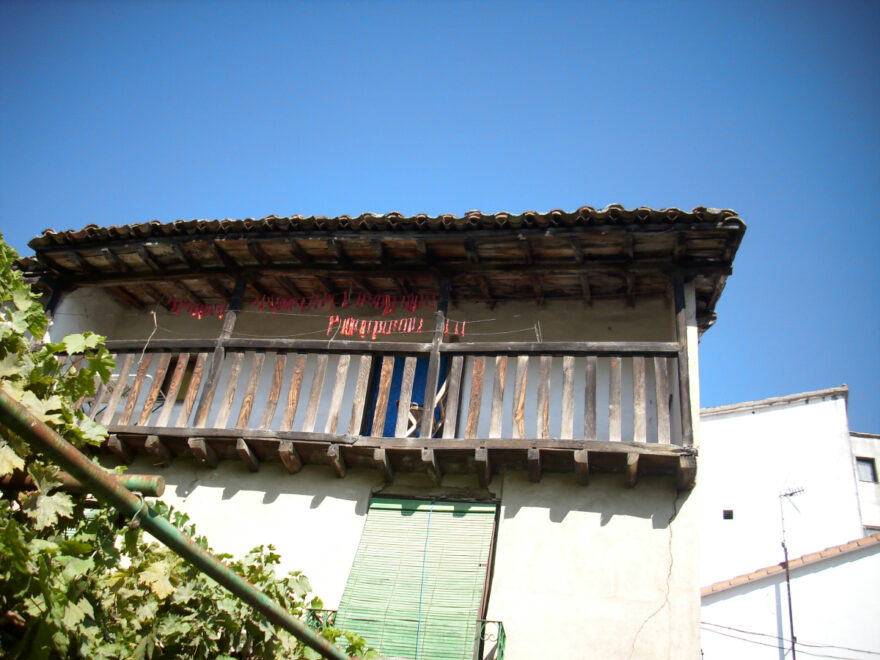 Balcón con pimientos secando en Villanueva de la Vera.