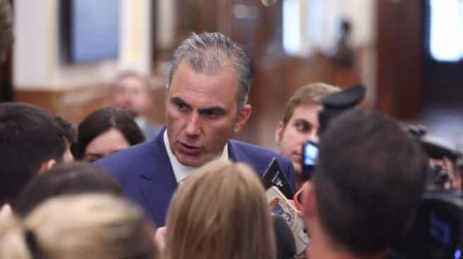 El candidato a la alcaldía de Madrid por Vox, Javier Ortega Smith, ofrece declaraciones a los medios a su salida de una sesión plenaria en el Congreso El candidato a la alcaldía de Madrid por Vox, Javier Ortega Smith, ofrece declaraciones a los medios a su salida de una sesión plenaria en el Congreso