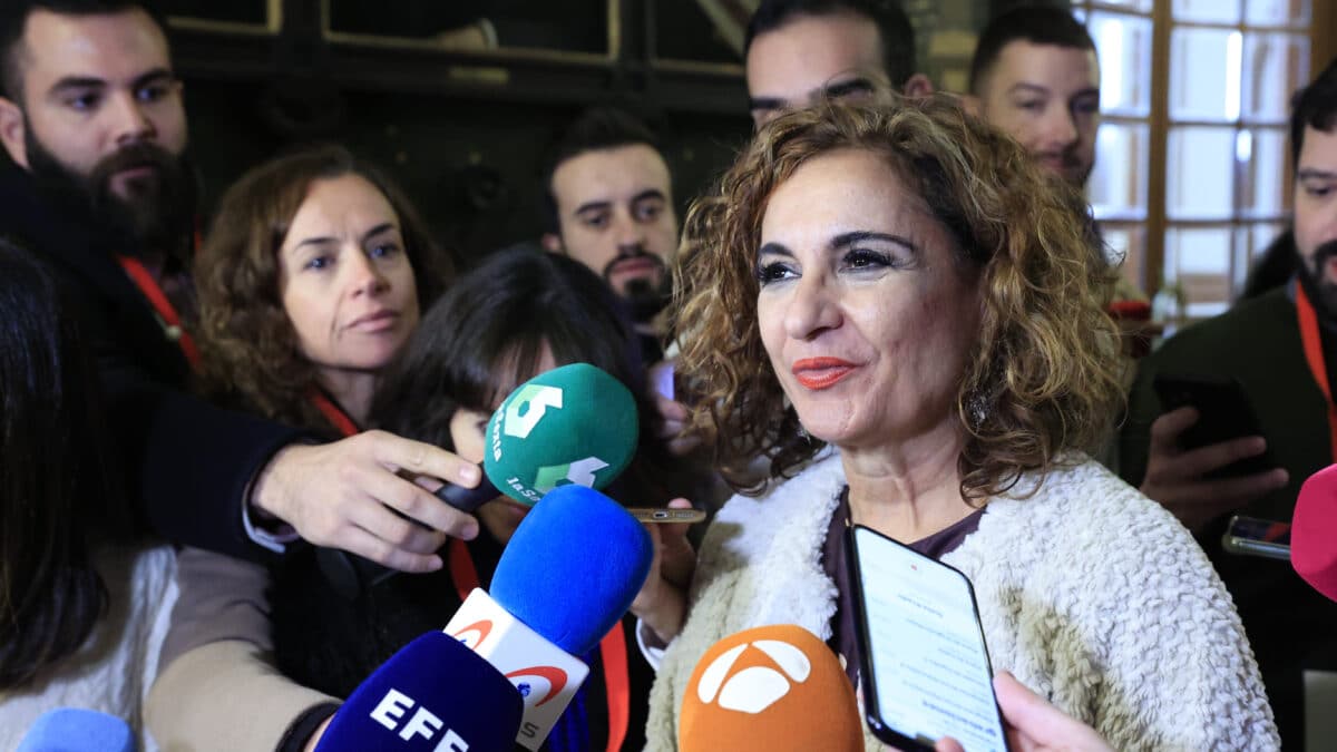 MADRID, 28/11/2022.- La ministra de Hacienda, María Jesús Montero, atiende a la prensa a su llegada al homenaje que organiza el PSOE a la escritora Almudena Grandes, fallecida hace un año, este lunes en el Ateneo de Madrid. EFE/ Zipi