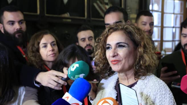 MADRID, 28/11/2022.- La ministra de Hacienda, María Jesús Montero, atiende a la prensa a su llegada al homenaje que organiza el PSOE a la escritora Almudena Grandes, fallecida hace un año, este lunes en el Ateneo de Madrid. EFE/ Zipi