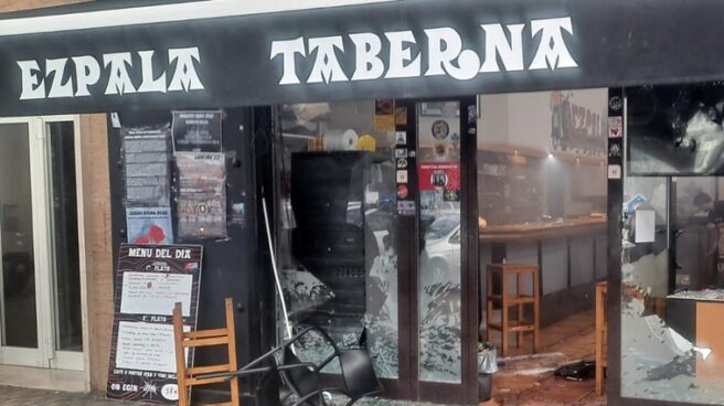 Ultras del Barcelona causan heridos y destrozos en Pamplona antes del partido contra Osasuna Bar destrozado por los ultras del Barcelona en Pamplona