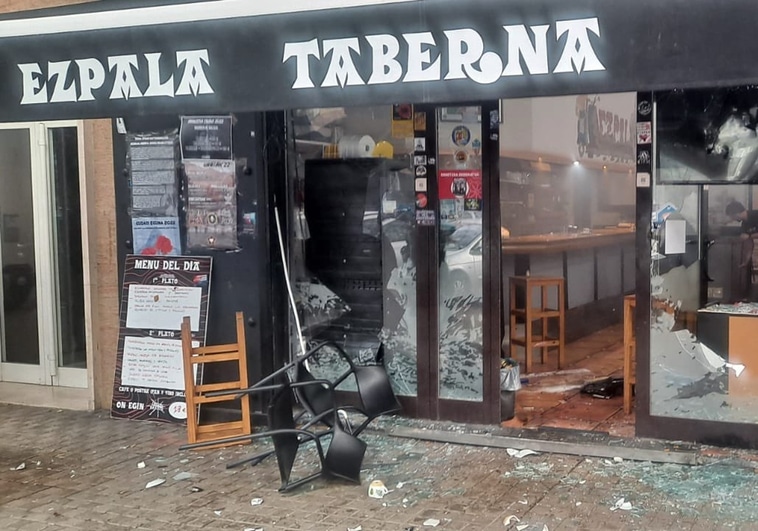 Bar destrozado por los ultras del Barcelona en Pamplona