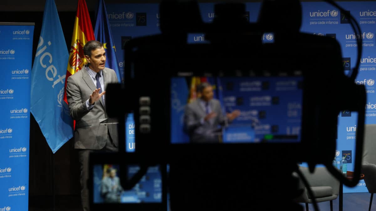 -FOTODELDIA- MADRID, 21/11/2022.- El presidente del Gobierno, Pedro Sánchez, durante su intervención en la clausura del acto "Infancia y futuro. Voces y miradas en tiempo de crisis", organizado por Unicef con motivo de la celebración del Día Mundial de la Infancia, este lunes en Madrid. EFE/ Javier Lizon