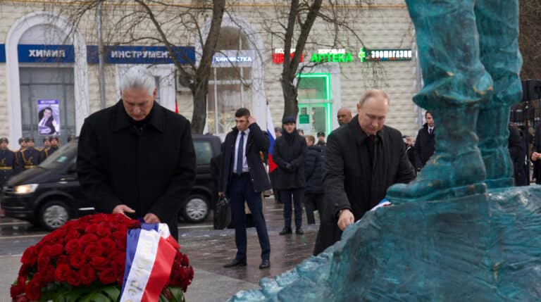 Fotografía cedida por la Presidencia de Cuba que muestra al mandatario Miguel Diaz-Canel (i) junto al presidente ruso, Vladímir Putin, durante la inauguración de una estatua en honor a Fidel Castro