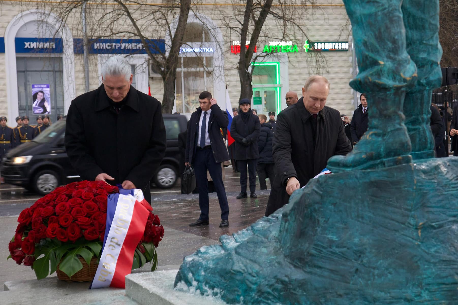 Fotografía cedida por la Presidencia de Cuba que muestra al mandatario Miguel Diaz-Canel (i) junto al presidente ruso, Vladímir Putin, durante la inauguración de una estatua en honor a Fidel Castro