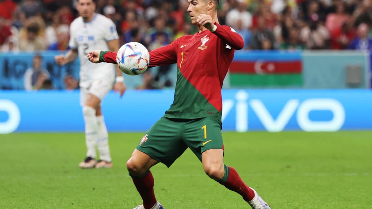 Cristiano Ronaldo realiza un control en el Portugal-Uruguay del Mundial de Qatar 2022