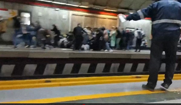 La Policía iraní deja 15 víctimas tras disparar balas de pintura contra manifestantes en el metro de Teherán