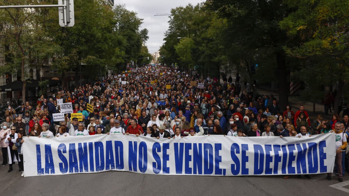 Manifestación ciudadana que recorre este domingo el centro de Madrid bajo el lema "Madrid se levanta por la sanidad pública"