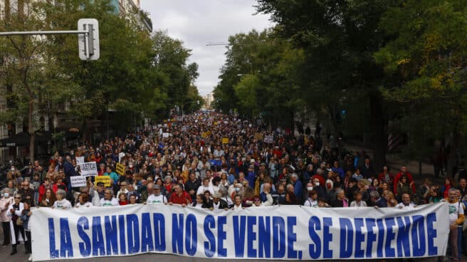 Manifestación ciudadana que recorre este domingo el centro de Madrid bajo el lema "Madrid se levanta por la sanidad pública"