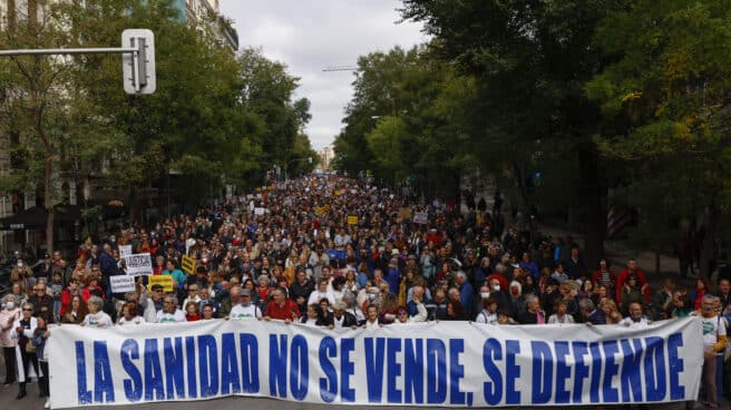 Vecinos de Madrid se manifiestan contra la destrucción de la sanidad pública Manifestación ciudadana que recorre este domingo el centro de Madrid bajo el lema "Madrid se levanta por la sanidad pública"