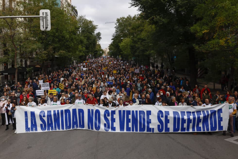 Manifestación ciudadana que recorre este domingo el centro de Madrid bajo el lema "Madrid se levanta por la sanidad pública"