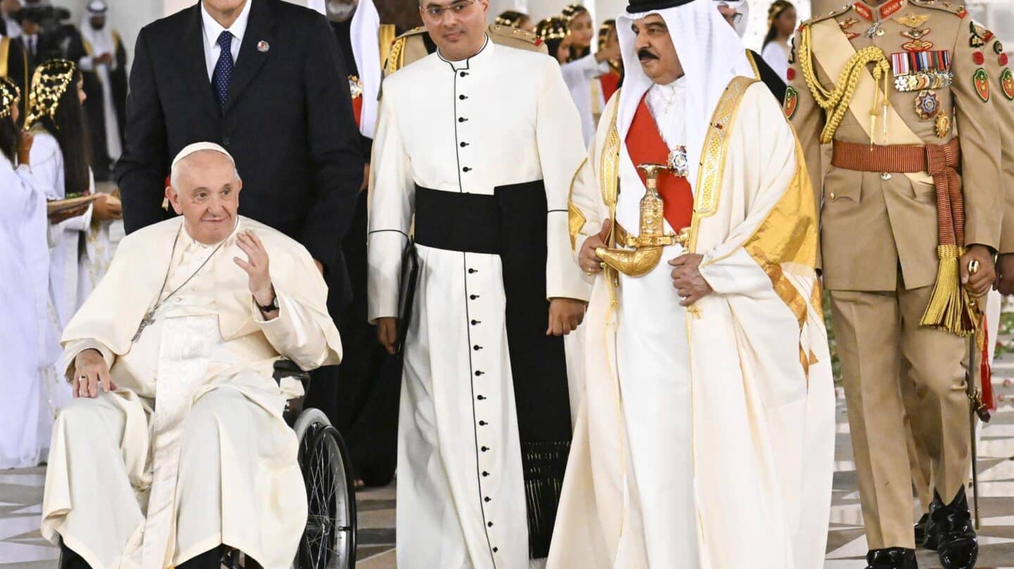 El polémico viaje del Papa Francisco a Bahrein: "No debe manchar su reputación estrechando la mano del rey"