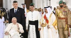 El polémico viaje del Papa Francisco a Bahrein: "No debe manchar su reputación estrechando la mano del rey"
