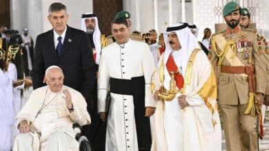 El polémico viaje del Papa Francisco a Bahrein: "No debe manchar su reputación estrechando la mano del rey"
