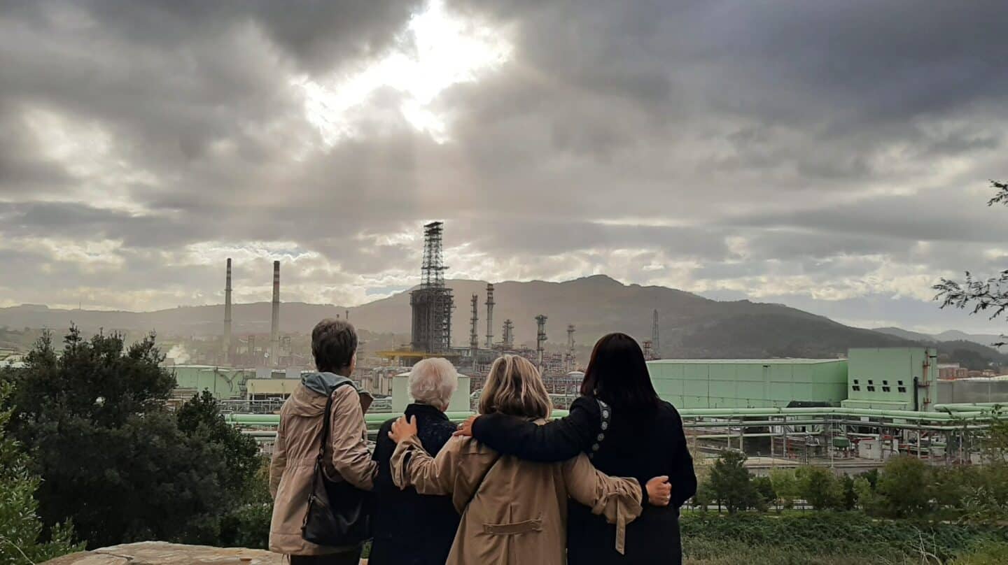 Mujeres 'Cuerdas' frente a un gigante de cenizas y fuego