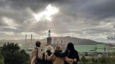 Mujeres 'Cuerdas' frente a un gigante de cenizas y fuego