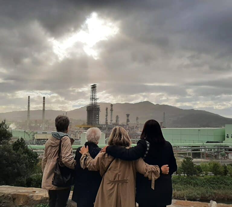 Mujeres 'Cuerdas' frente a un gigante de cenizas y fuego