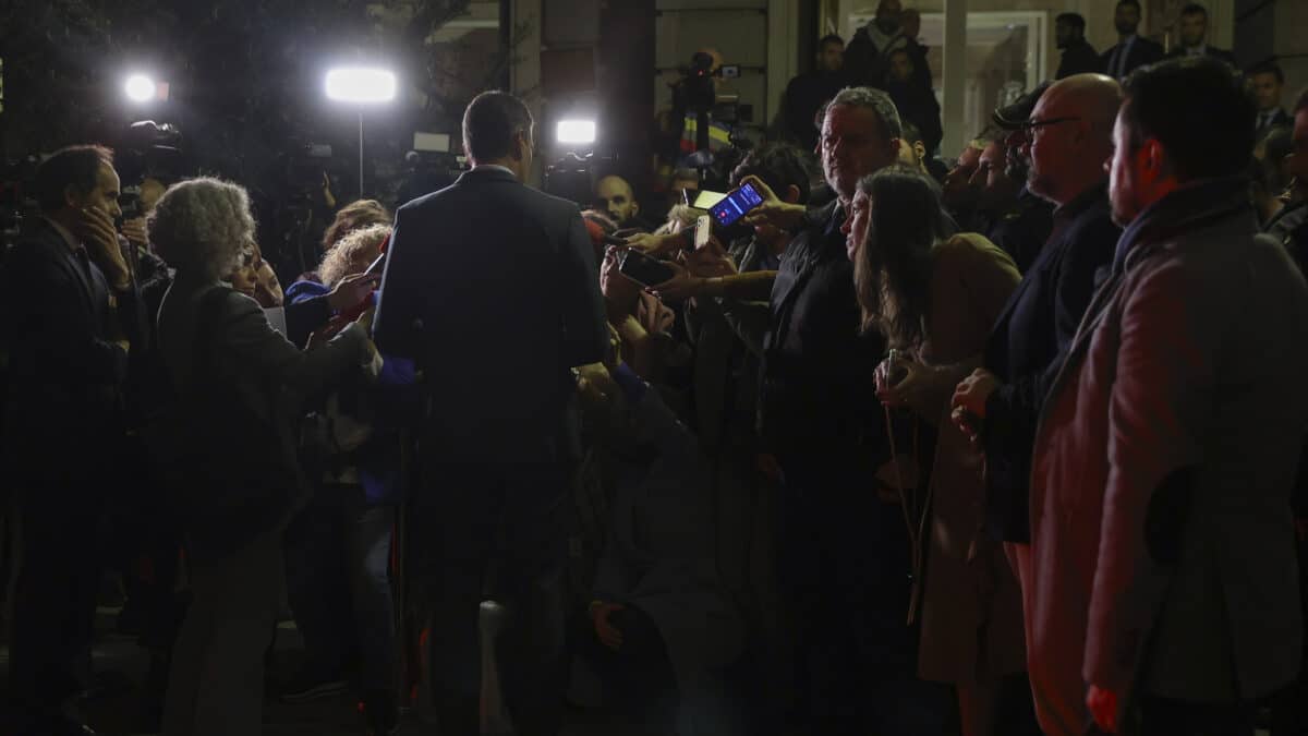 MADRID, 24/11/2022.- El presidente del Gobierno, Pedro Sánchez (c), en declaraciones a los medios de comunicación después de que el Congreso de los Diputados haya aprobado este jueves el proyecto de Presupuestos Generales del Estado para 2023 por una amplia mayoría de 187 votos, con lo que el texto pasa al Senado para continuar su tramitación. EFE/ Kiko Huesca