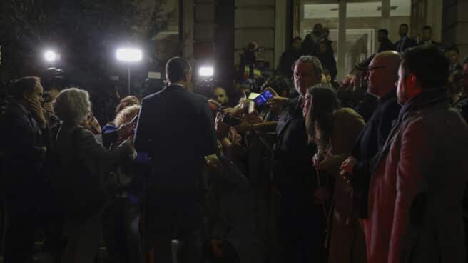 MADRID, 24/11/2022.- El presidente del Gobierno, Pedro Sánchez (c), en declaraciones a los medios de comunicación después de que el Congreso de los Diputados haya aprobado este jueves el proyecto de Presupuestos Generales del Estado para 2023 por una amplia mayoría de 187 votos, con lo que el texto pasa al Senado para continuar su tramitación. EFE/ Kiko Huesca