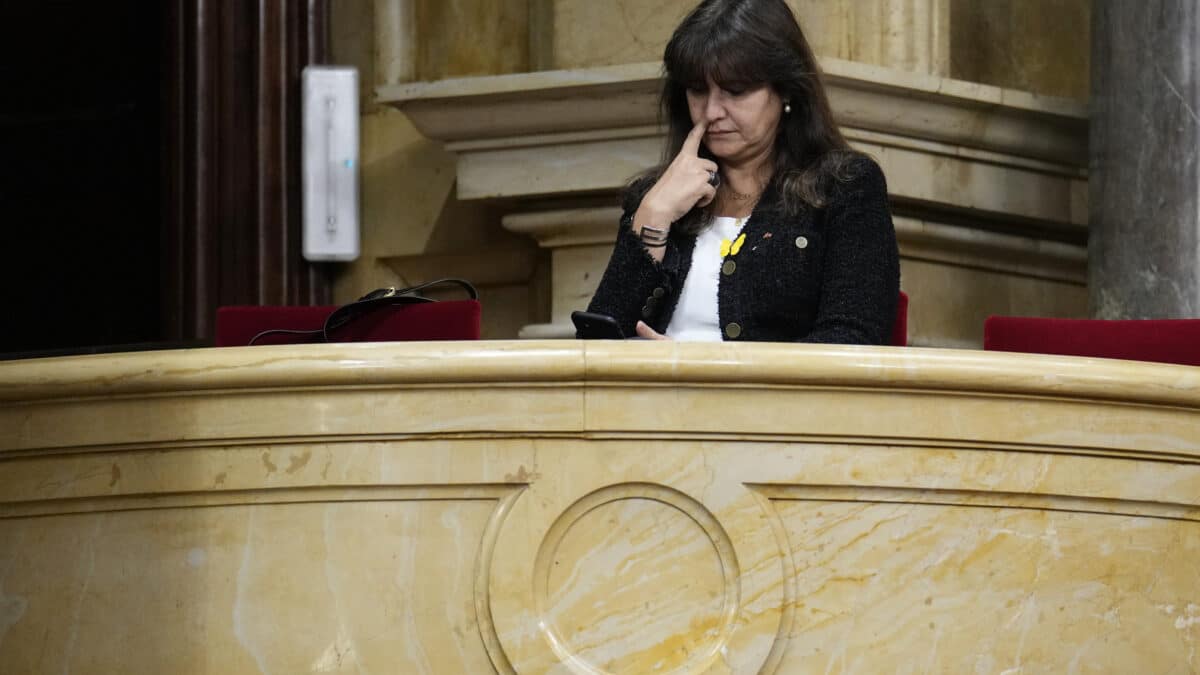 La expresidenta del Parlament y presidenta de JxCat, Laura Borràs, en la tribuna de invitados del Parlament