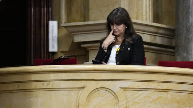 La expresidenta del Parlament y presidenta de JxCat, Laura Borràs, en la tribuna de invitados del Parlament