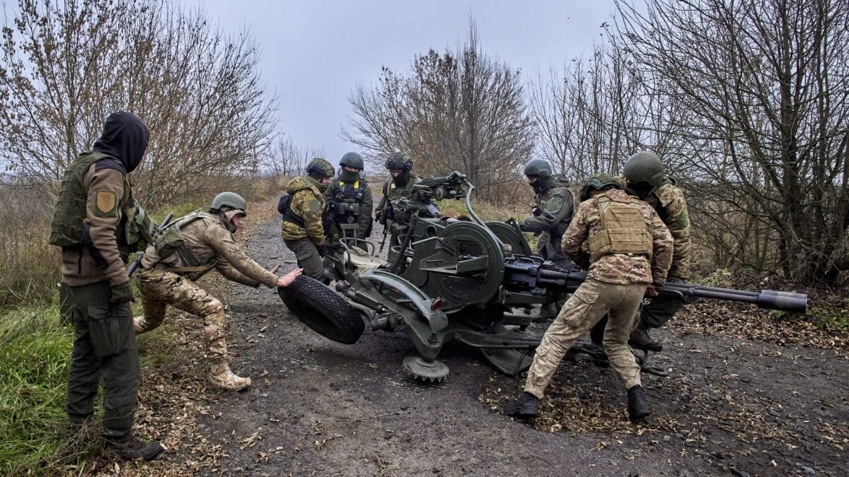 Miembros de la Guardia Nacional de Ucrania maniobran un cañón antiaéreo en una posición no muy lejos de Kharkiv