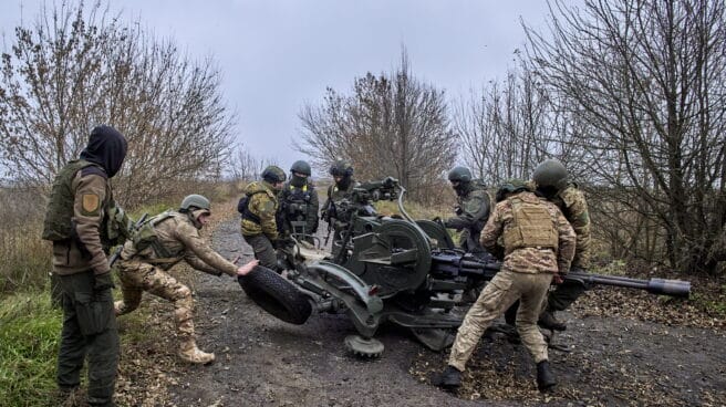 La Policía ucraniana despliega a 200 agentes en Jersón para recabar pruebas sobre los crímenes de guerra rusos Miembros de la Guardia Nacional de Ucrania maniobran un cañón antiaéreo en una posición no muy lejos de Kharkiv