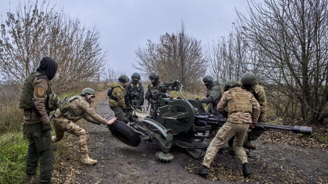 National Guardsmen maneuver anti-aircraft guns at a position near Kharkov.