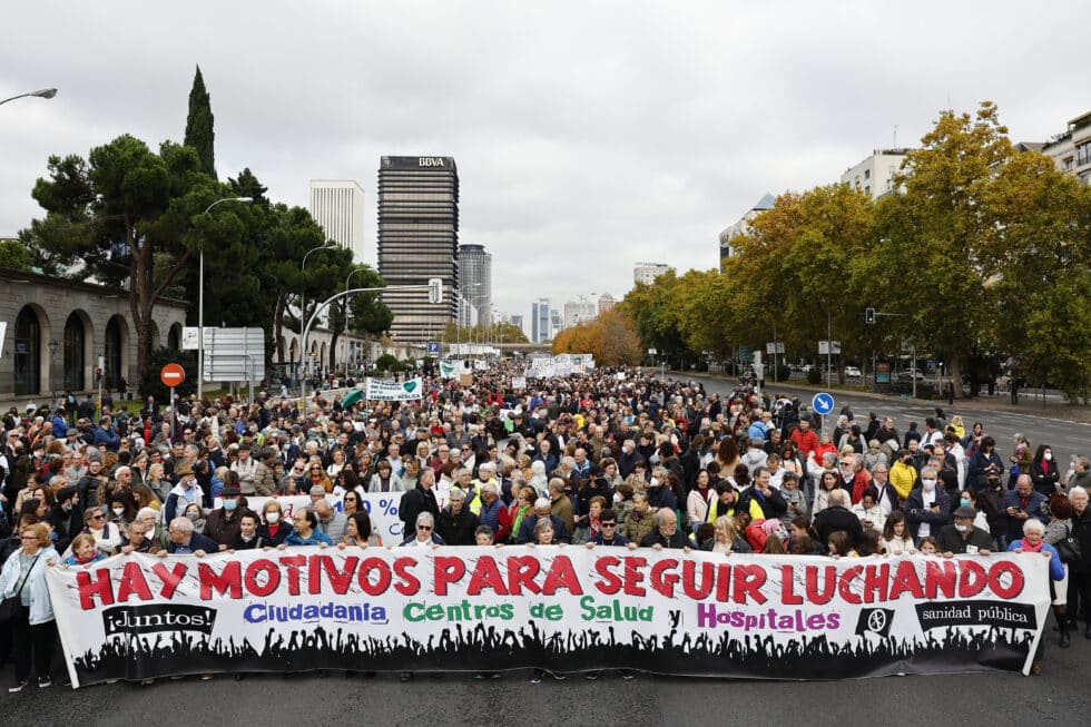 Una manifestación ciudadana recorre este domingo el centro de Madrid bajo el lema "Madrid se levanta por la sanidad pública".