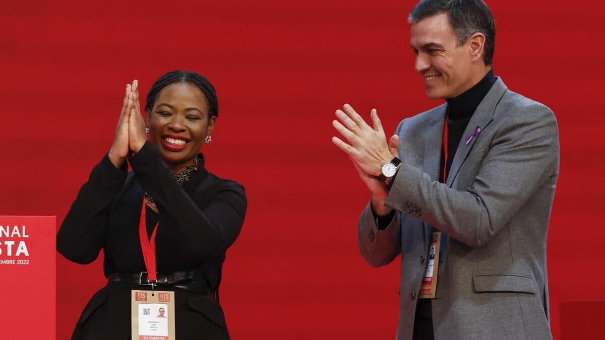 MADRID, 25/11/2022.- El presidente de Gobierno y secretario general del PSOE, Pedro Sánchez, junto a Benedicta Lasi, la que será nombrada nueva nueva secretaria general de la Internacional Socialista, durante el XXVI Congreso de la formación, este viernes en Madrid. EFE/ Chema Moya