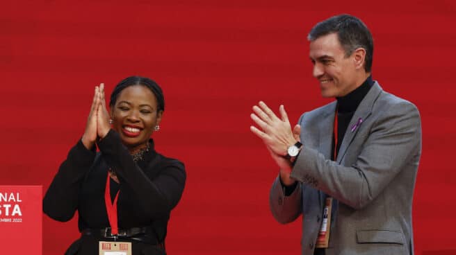 MADRID, 25/11/2022.- El presidente de Gobierno y secretario general del PSOE, Pedro Sánchez, junto a Benedicta Lasi, la que será nombrada nueva nueva secretaria general de la Internacional Socialista, durante el XXVI Congreso de la formación, este viernes en Madrid. EFE/ Chema Moya