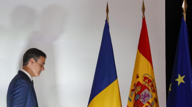 El presidente del Gobierno, Pedro Sánchez , al inicio de la rueda de prensa conjunta con su homólogo rumano Nicolae Ciuca