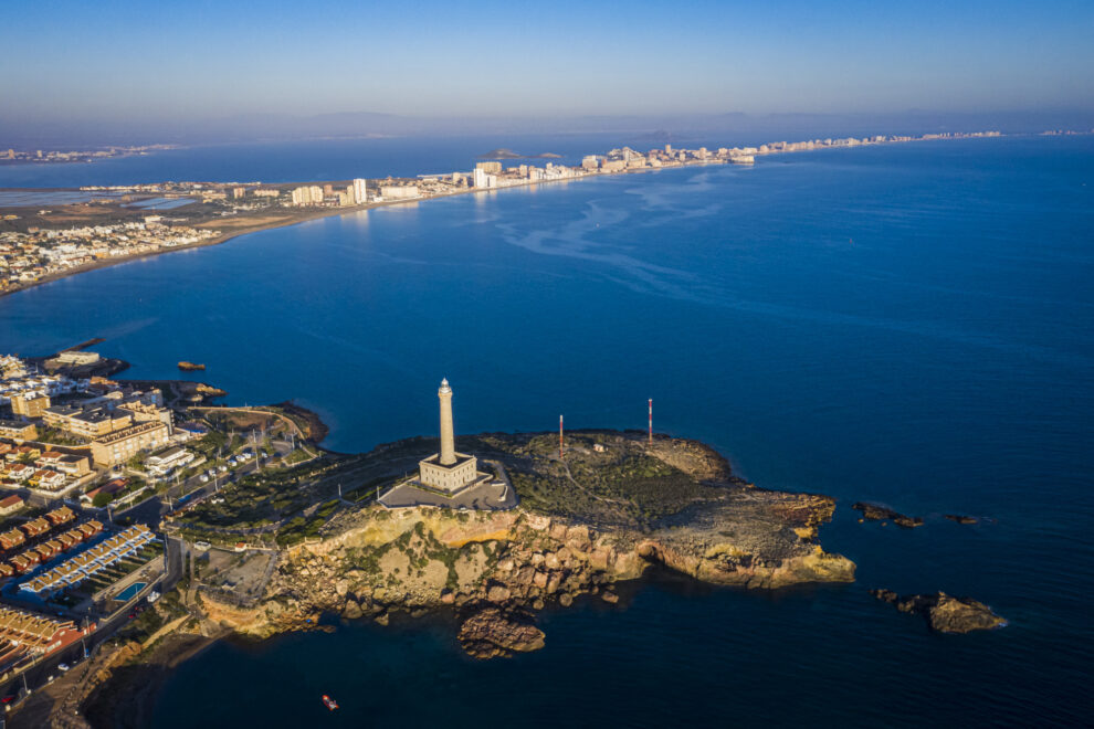 Diez planes para un otoño cálido en la Región de Murcia. La columna de sillería del faro del cabo de Palos es uno de los símbolos más reconocibles de la Costa Cálida.