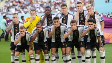 Los futbolistas de Alemania se tapan la boca por la prohibición de la FIFA de llevar el brazalete LGTBI
