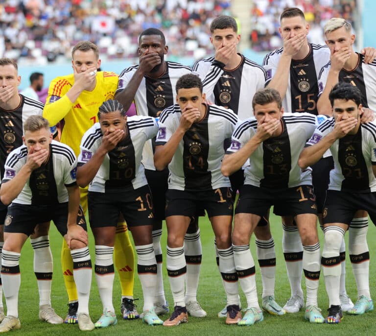 Los futbolistas de Alemania se tapan la boca por la prohibición de la FIFA de llevar el brazalete LGTBI