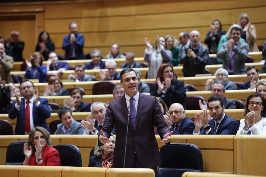 El presidente del Gobierno, Pedro Sánchez, responde al líder del PP, Alberto Núñez Feijóo, durante la sesión de control al Ejecutivo en el Senado este 22 de noviembre de 2022.